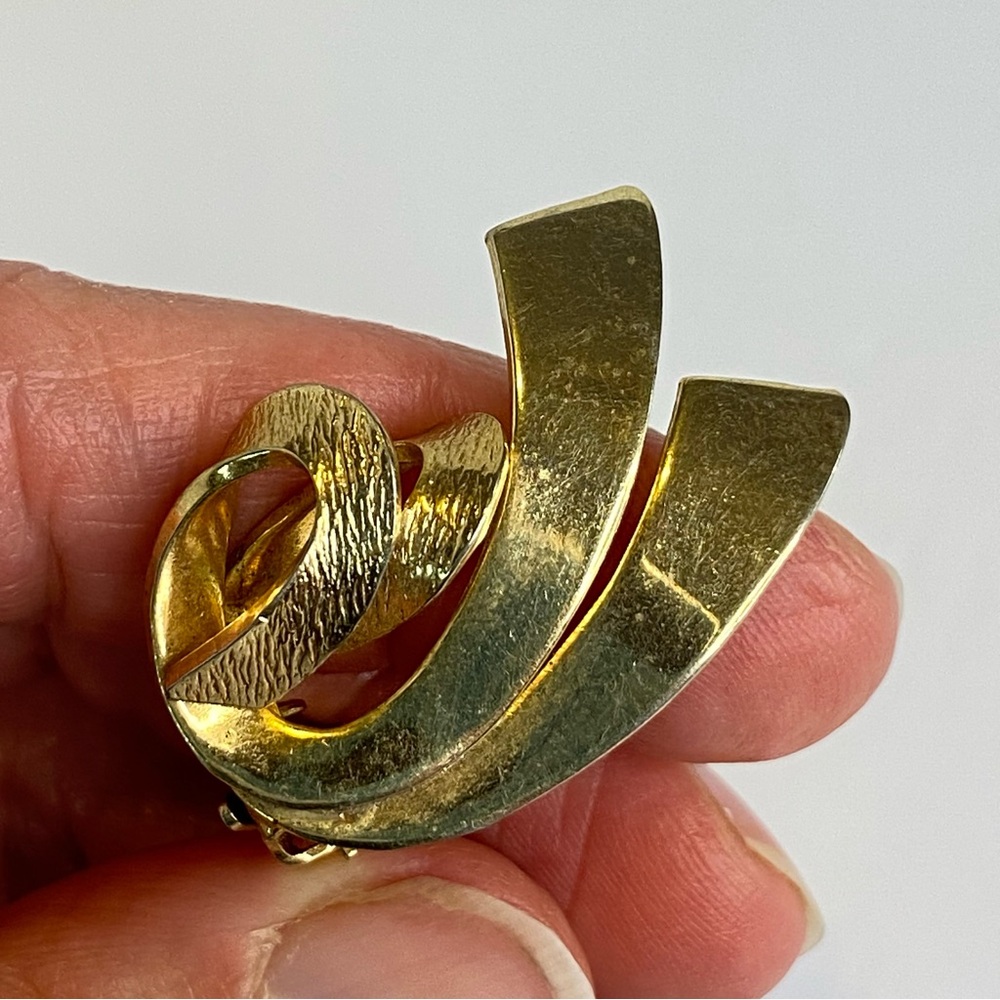 Alice Caviness Gold Tone Modernist Swirl Clip On Earrings Vintage Jewelry - Picture 8 of 12